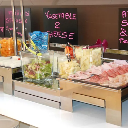 מלון Mercure Corso Trieste 4*